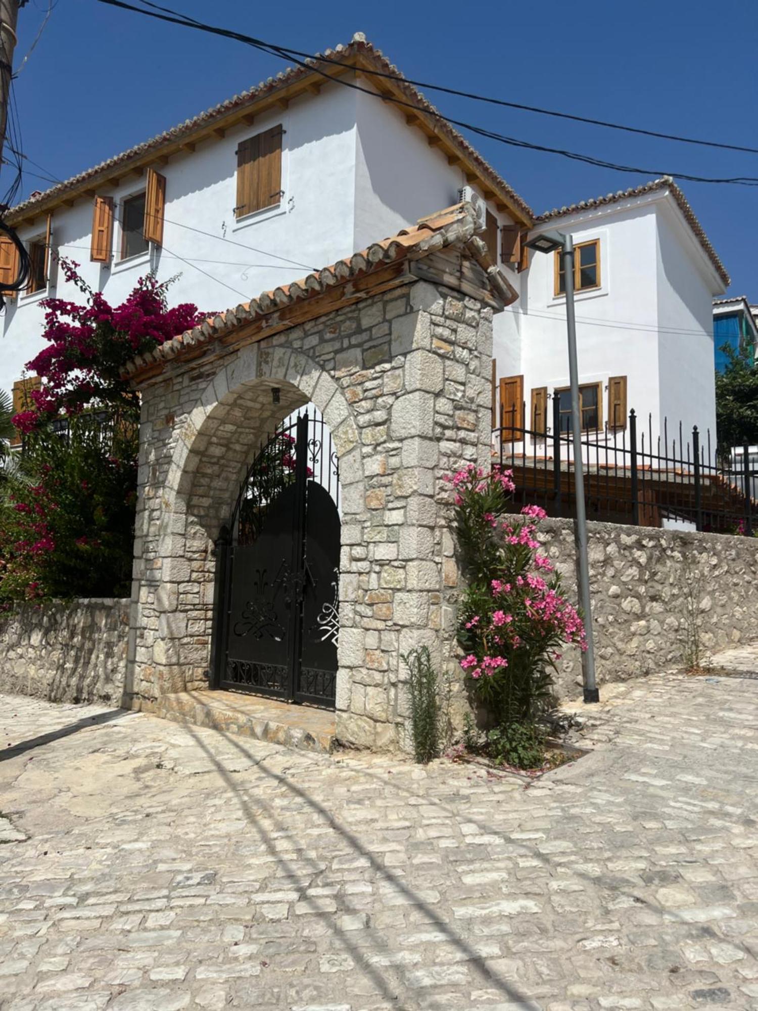 Old Town Hotel Dhërmi Kültér fotó